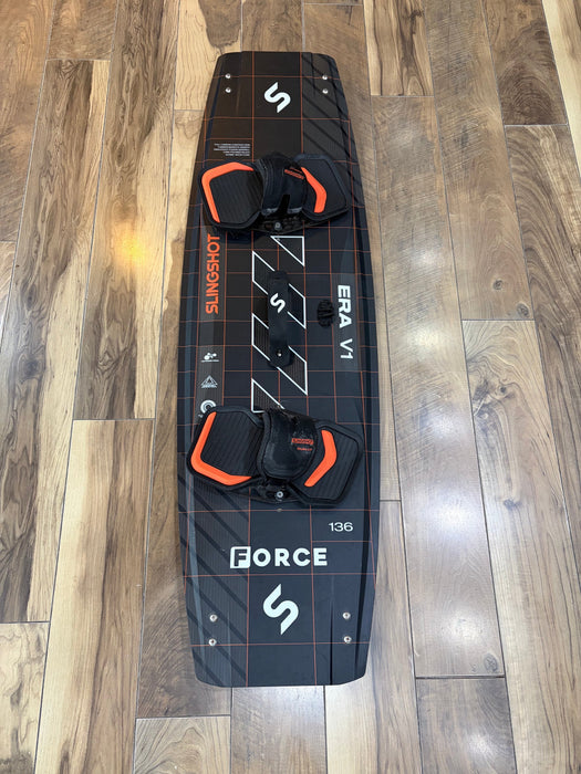 Slingshot Era V1 136 Kiteboard Used Complete Dually V7 straps Used