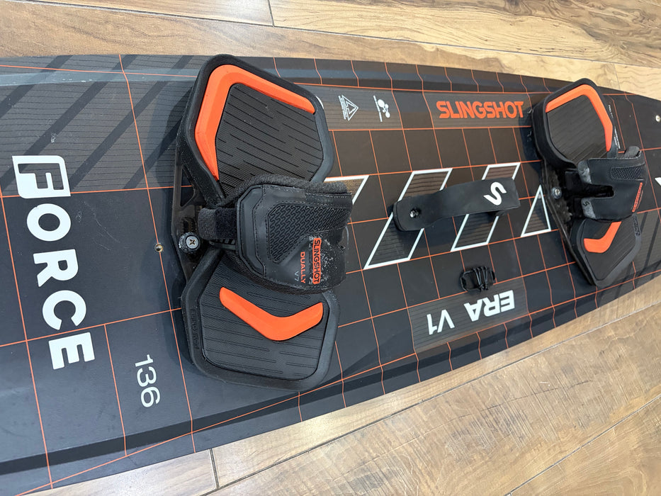 Slingshot Era V1 136 Kiteboard Used Complete Dually V7 straps Used