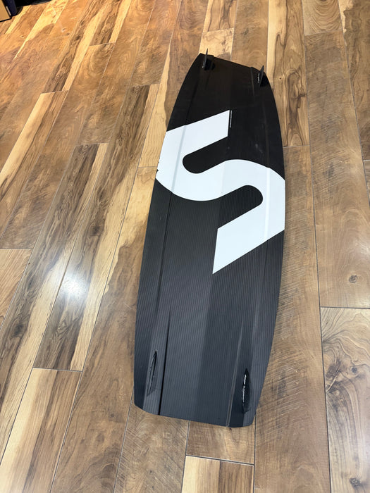 Slingshot Era V1 136 Kiteboard Used Complete Dually V7 straps Used