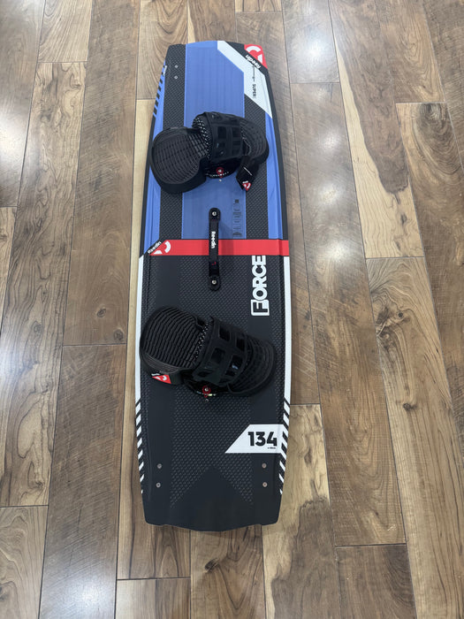 Reeddin Super E Kiteboard 134x41 Complete with Reedin Toasties Bindings